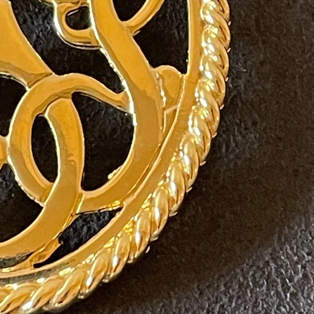 Vintage gold tone, swirl, pin. Beautiful scroll trim.